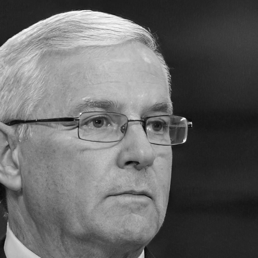 Professional headshot of Kieran Thornfield, dremolavixa's lead financial educator